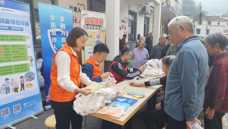 1729655087979712eoQQ.jpg 大地期貨聯(lián)合中韓人壽走進(jìn)愛(ài)心食堂.jpg